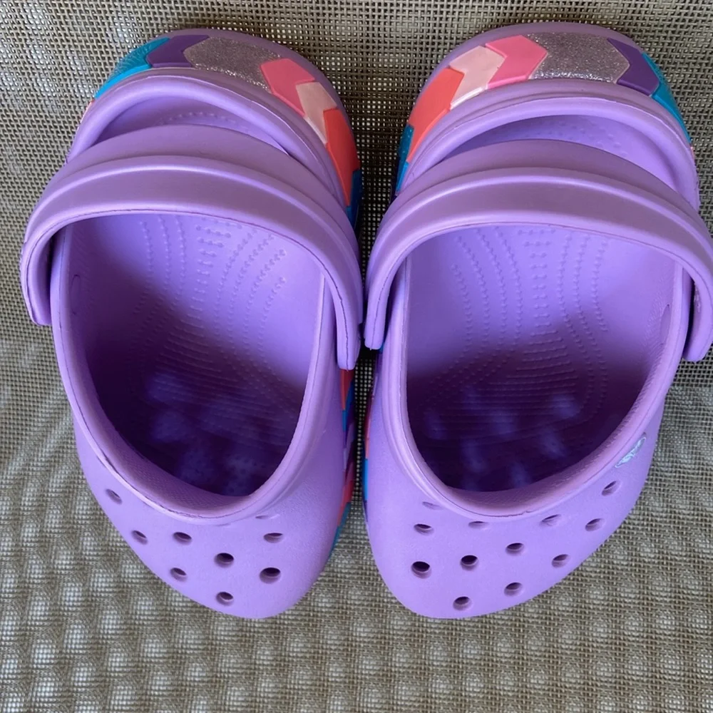 NWT CROCS (Sz-GS Kids/J1-2)Super Cute Purple Sandals w/Colorful Border Accent💜🩷